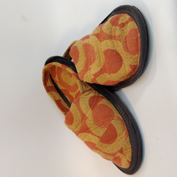 Slippers - Picture 1 of 3